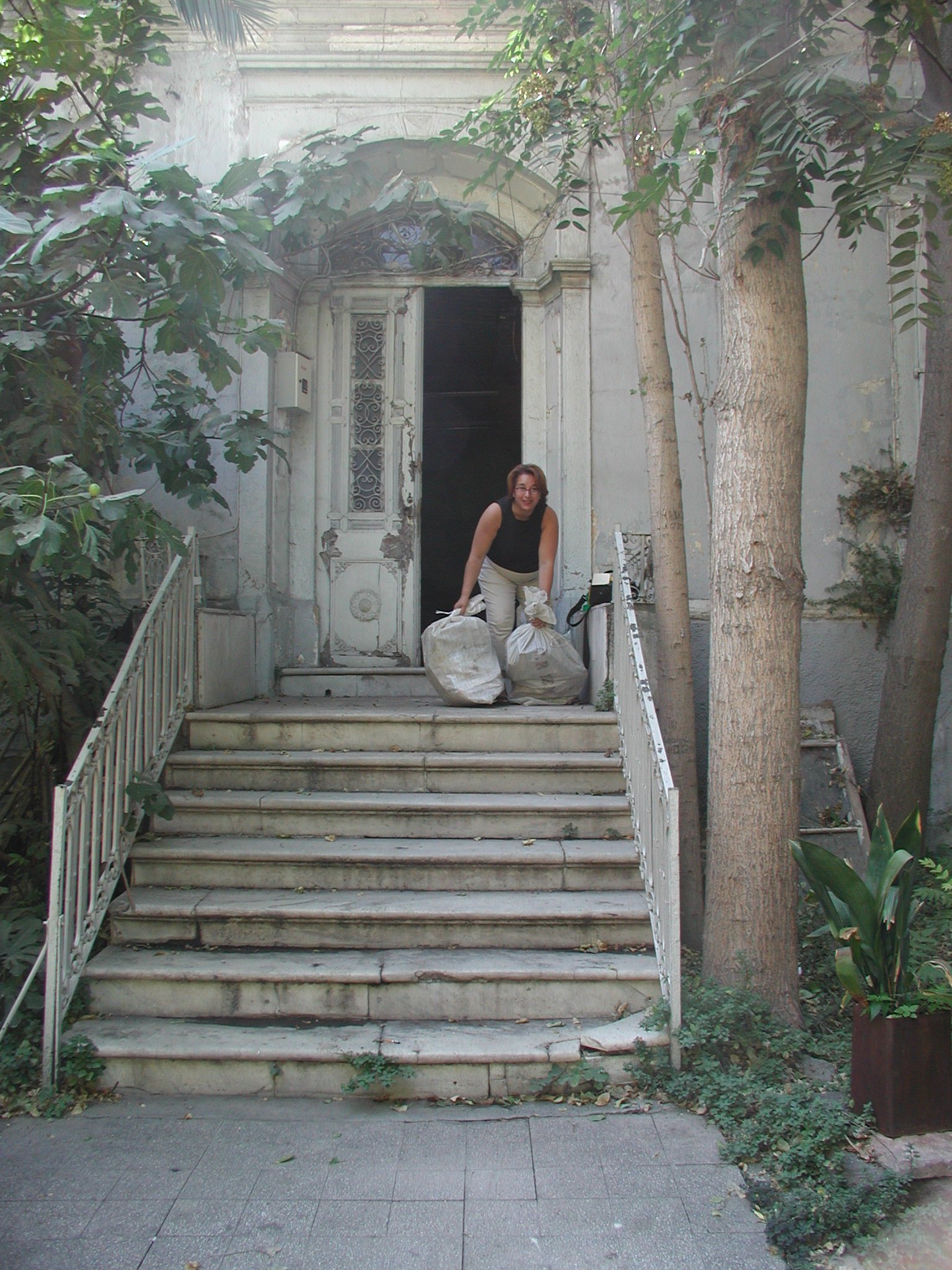 Dina Eliezer outside the Hahamhane in 1999 during the rescue of the rabbinic books.