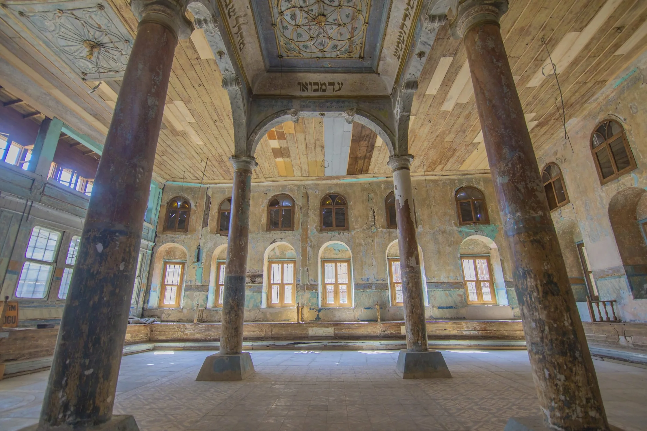 Practical guidance for visiting Jewish heritage sites in Izmir.